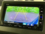 後方の様子を画面で確認しながら駐車を進められ、目安となるガイド線も表示されます。周囲の状況を確かめる際に役立ちますので、目視確認と併せてご活用ください。