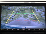 車両後方の映像とガイドラインが画面に表示され、駐車時に周囲との距離を確認する目安になります。目視確認とあわせて活用でき、車庫入れをサポートします。