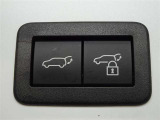 パワーバックドアを装備しています。バックドアを運転席からも開閉できます、便利ですよ。
