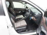 運転席に上下アジャスターがついていて、座ったままで自分にちょうどいいポジションに調整することができます。