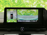 車両周辺を複数の視点から画面で確認でき、駐車時や狭い場所での取り回しをサポートします。周囲の状況を把握しやすく、日常の駐車場でも便利にお使いいただけます。
