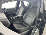 厚みがあって、座り心地のいいシート。運転席も助手席もリラックスしてゆったりと座れます♪