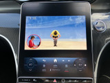 停車中にテレビ番組を視聴でき、待ち時間の過ごし方にも便利な装備です。画面から表示内容を確認しやすく、車内でひと休みする際に映像を楽しめます。