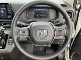 ステアリングには複数のスイッチが配置され、手元で車両の各種機能にアクセスできます。メーターを見ながら操作しやすい位置にまとまり、運転中の視線移動を抑えます。