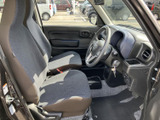 前席は視界が広く、運転席から周囲を確認しやすいレイアウトです。座面と背もたれにはファブリックを採用し、乗り降りの際も自然な姿勢を保ちやすい空間。足元にもゆとりがあります。