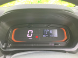 速度やシフト位置、燃料残量などの情報が表示され、運転中に必要な状況をひと目で確認しやすい配置です。表示がまとまっているため、出発前や日々の移動時にも車両情報を把握しやすく便利です。