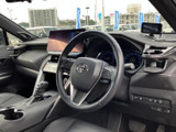 運転席から前方や左右を見渡しやすいレイアウトで、乗車時の視界を確保しやすい印象です。シートや周辺は落ち着いた色合いでまとまり、日々の運転に集中しやすい空間です。