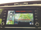 後方の映像に加え、車両を上から見た周囲の表示や目安線も確認できます。駐車時の位置合わせや後方確認をサポートし、慣れない場所での駐車にも役立ちます。