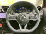 手元に複数のボタンを備え、運転姿勢を保ったまま各種機能へアクセスしやすい仕様です。握りやすい形状で、毎日の運転時にも自然に扱いやすいステアリングです。