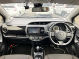 運転席から前方を見渡しやすく、各席の様子も確認しやすい室内です。シートや足元には落ち着いた色合いを採用し、日々の移動を心地よく過ごせる空間になっています。