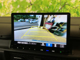 後方の様子を画面で確認でき、ガイド線も表示されるため駐車時の目安に便利です。周囲の安全を目視でも確かめながら、車庫入れや切り返しを落ち着いて行う際に役立ちます。