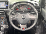 【革巻きステアリング】上質な革を使用することで、手にしっかり馴染みとても運転しやすいハンドルです♪