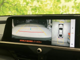 後方カメラの映像に加えて車両周辺を上から確認できる表示も備わり、駐車時の安全確認をサポート。画面上のガイドを目安に、周囲を確認しながら操作できます。
