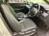 身体を受け止める形状の前席は、運転席と助手席ともに落ち着いて座れる印象です。前方や周囲を見渡しやすく、乗り降りもしやすい開口部。明るくすっきりした車内で、日々の移動も快適にお過ごしいただけます。