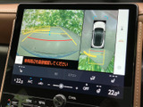 後方映像に加えて車両周囲の表示も確認でき、駐車時の周辺確認をサポートします。画面上には目安となるガイド線も表示され、限られた場所での駐車操作に役立つ装備です。