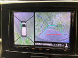 後方の映像に加え、車両周辺を俯瞰した表示も確認できます。画面上のガイドラインが目安となり、駐車時や後退時に周囲の状況を確かめるのに役立ちます。