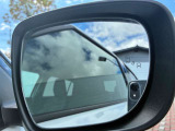 ブラインドスポットモニターです。隣接車線の後方から接近する車両を検知し、検知した側のドアミラーインジケーターが点灯しドライバーにお知らせします。