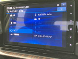 テレビの項目を選べる画面を備え、停車中にテレビや映像を視聴したいときに活用できます。音楽などのソースも一覧から選べるため、用途に応じた使い分けにも便利です。