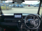 運転席周りです。カップホルダーや小物の収納などは必須ですよね!!使い勝手の良いつくりになっております!!