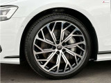 Audi Roadside Assistanceも1年間付帯。万一の路上での故障など、緊急時の応急処置や車両の牽引、ドライバーの移動手段の手配を無料でご利用になれるプログラムです。