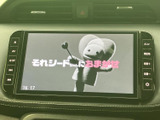テレビ映像を表示できる画面を備えており、停車中の待ち時間などに番組を視聴できます。画面上で映像を確認しながら、車内で過ごす時間を快適に活用いただけます。