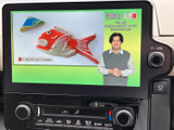 画面にテレビ映像が表示され、停車中の待ち時間などに番組を視聴できます。画面表示も見やすく、外出先での休憩時に映像を楽しみたい方にも便利な装備です。