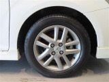 純正のアルミホイール装着車です。タイヤサイズは185/65R15です。