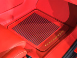 レザー・インテリア・カーペット(Rosso)を採用し、足元まで美しいレッドレザーで仕立てられています。