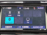 AM・FMやBluetooth、AUX、テレビなど、選べる音源が画面上に並びます。項目が一覧で表示されているため、停車中に使いたい音源を確認しやすい構成です。