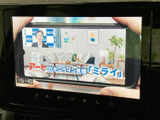 画面に映像を表示できるモニターを備え、停車中のちょっとした待ち時間にも活用できます。タッチ式の画面で内容を確認しやすく、車内での過ごし方の幅が広がります。