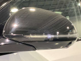 死角検知警告システムが装備されており、車線変更の際、死角に入る車両の検知、警告を行います。また、サイドミラー内部のインジケータが点灯し、危険の促しをしています。