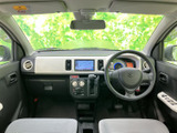 前方へ広がる視界と、左右に配置されたシートで落ち着いて過ごせる運転席まわりです。明るい色合いのシートが車内をすっきり見せ、同乗者にも見通しのよい空間です。