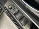 全席に電動パワーウインドウを装備。乗員それぞれが快適に操作できます。