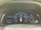 速度やシフト位置に加え、車両情報を中央と左右の画面で確認できるメーターです。必要な表示がまとまっており、運転中も状況を把握しやすい構成です。