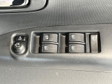 【電動格納ミラー】サイドミラーは電動格納式となっており、狭い駐車場でもキズがつくリスクを抑えられます。