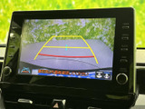 後方映像にガイドラインが表示され、駐車時の後方確認をサポートします。周囲の状況を画面で把握しやすく、狭い場所への駐車や車庫入れの際にも役立つ便利な装備です。