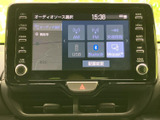 ラジオやUSB、Bluetoothなど、音源を画面から選べる仕様です。交通情報の項目もあり、普段使いの音楽再生や情報確認に活用いただけます。画面表示で選択内容を把握しやすい点も便利です。