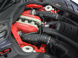 フロントミッドに搭載される6.5L V12自然吸気エンジンは、725cvのパフォーマンスを発揮します。