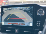 後方の様子を画面で確認でき、駐車時の周囲確認をサポートします。ガイド表示も備わり、車庫入れや狭い場所での取り回しを助ける便利な装備です。