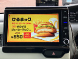テレビ画面を備え、停車中に映像やテレビ番組を視聴できます。お出かけ先で待ち時間ができた際などにも活用でき、画面表示で視聴メニューを確認しやすい仕様です。