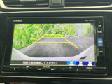 後方の映像にガイドラインが表示され、駐車時の車両と周囲の位置関係を確認しやすい画面です。狭い場所での車庫入れや後退時にも、目視と併せて活用いただけます。