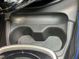 運転席・助手席のドリンクホルダーです