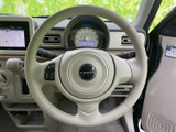 運転席からメーターや各種スイッチに目を向けやすく、必要な情報を確認しながら運転できます。視界に入る操作部がまとまり、毎日の移動を支える実用的な運転席です。