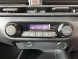 【オートエアコン】一度お好みの温度に設定すれば、車内の温度を検知し風量や温度を自動で調整。暑い&hellip;寒い&hellip;と何度もスイッチ操作をする必要はありません。快適な車内空間には必須の機能ですね♪