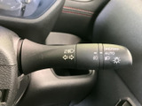 レバー上には方向指示器やライトに関する表示があり、用途を確かめやすい設計です。手元で操作できるため、状況に応じた灯火類の切り替えに便利。表記がまとまっており、必要な機能を把握しやすい装備です。