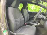 運転席と助手席は身体を支える形状で、落ち着いて座れる空間です。前方や左右の窓から周囲を確認しやすく、日常の移動から長めのお出かけまで快適に過ごせます。