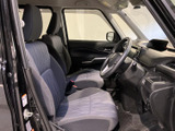 前席は座面と背もたれにゆとりがあり、運転席からの視界も広く感じられる室内です。明るい色合いのシートが空間に落ち着きを添え、毎日の移動も心地よくお過ごしいただけます。