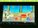 画面に映像を表示できるため、停車中の休憩時間などにテレビや映像を楽しめます。操作画面から各種ソースを選べる仕様で、車内で過ごすひとときにも活用いただける装備です。