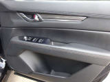 【ウインドウロック】運転席の窓操作部分です。小さなお子様が窓を勝手に開閉することのないよう、運転席以外の窓を操作できないようにするボタンがあります。