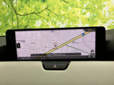 画面上で現在地や周辺道路を確認でき、目的地までの道順を把握する際に便利です。見やすい表示で、慣れない場所へのお出かけや日常の移動をサポートしてくれます。